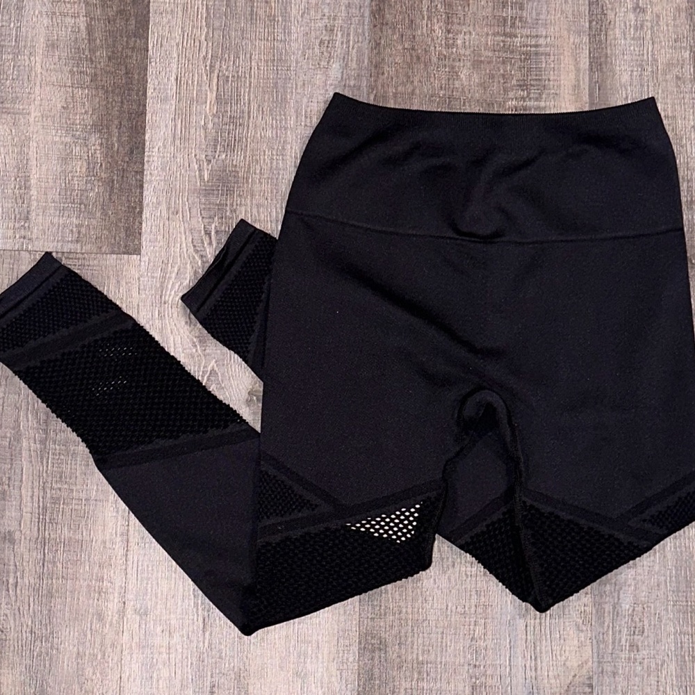 New Women’s XS Black Fabletics Laser Cut Leggings